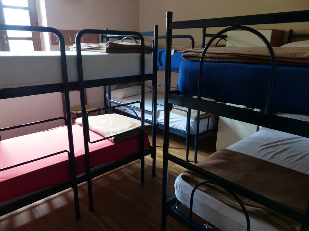 Plusieurs lits superposés dans une chambre commune pour week-end d'intégration