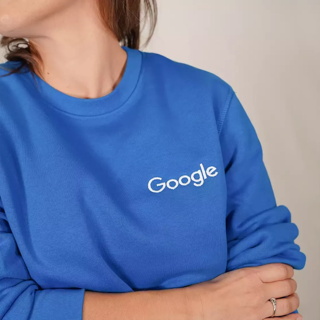 Pull col rond bleu personnalisé par la broderie pour Google