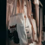 Tote bags personnalisés accrochés à un cintre