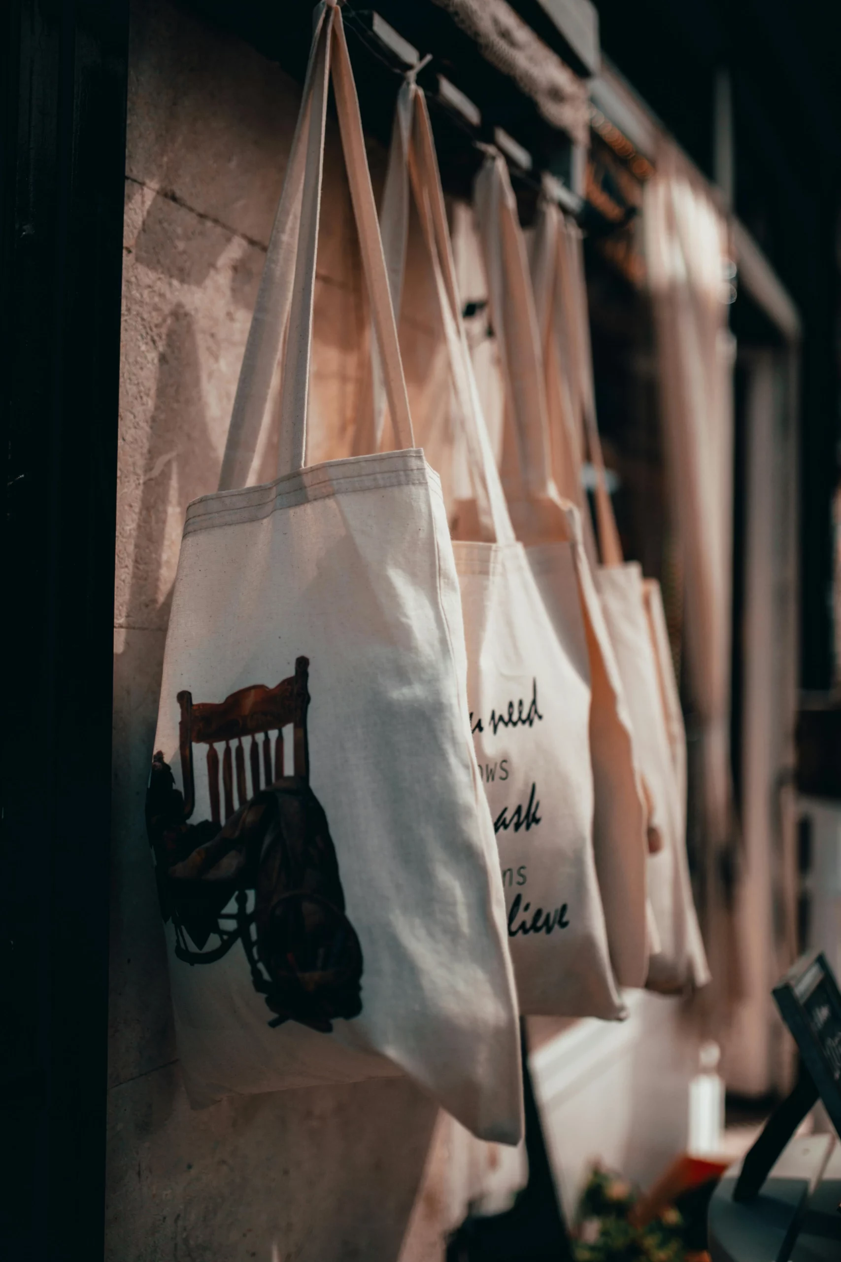 Tote bags personnalisés accrochés à un cintre