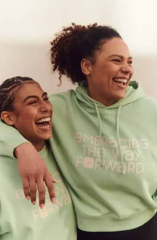 deux femmes qui portent des sweats à capuche verts de la nouvelle collection AW24 de Stanley/Stella