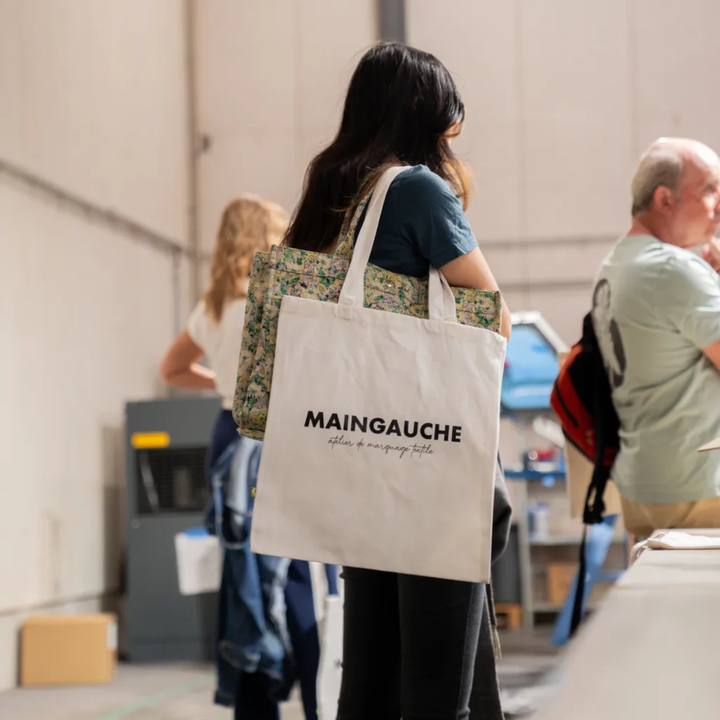 Tote bag blanc imprimé en sérigraphie et porté